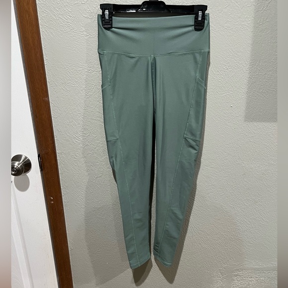 Pro-Fit Elegant Sage Green Leggings Butt Lifting EUC Size Small Scrunch Back - Picture 1 of 3